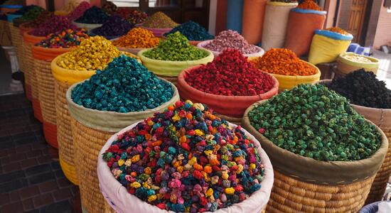 Bunte Gewürze sind in großen Körben in einem Gewürzladen in Marrakesch ausgestellt.